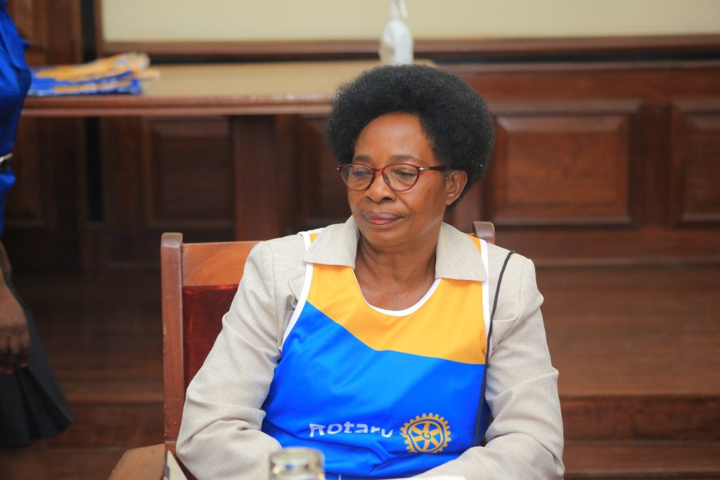 Owek. Chotilda Nakate Kikomeko asonze ku kizibu ekyavuddeko aba P.7 okukola obubi, mulimu ensoma empya