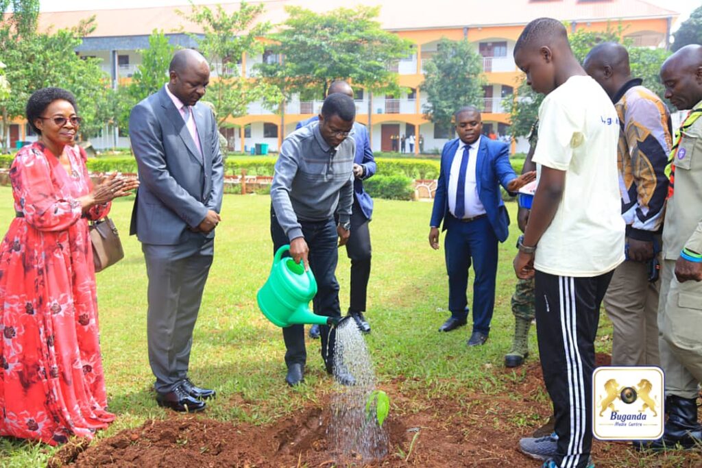 Katikkiro Mayiga asabye Abasaakaate okwekuuma mu myaka gy’ Ekivubuka