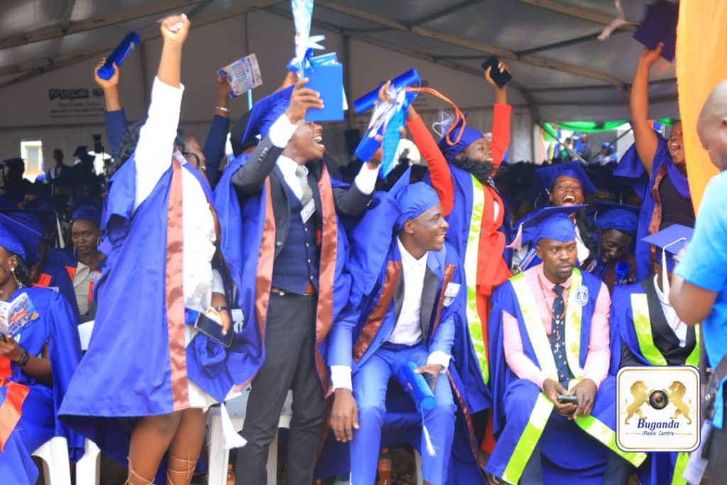 Katikkiro Mayiga  asabye abamalirizza emisomo okubeera abagumiikiriza
