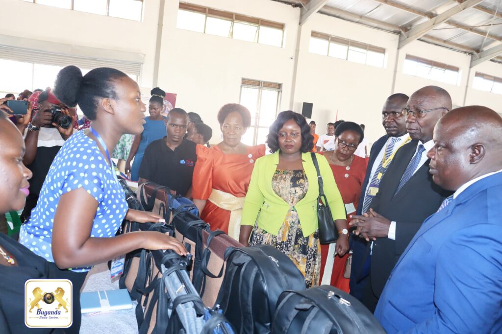 Katikkiro Mayiga akubiriza abantu okuyiga emirimu gy’omutwe n’emikono
